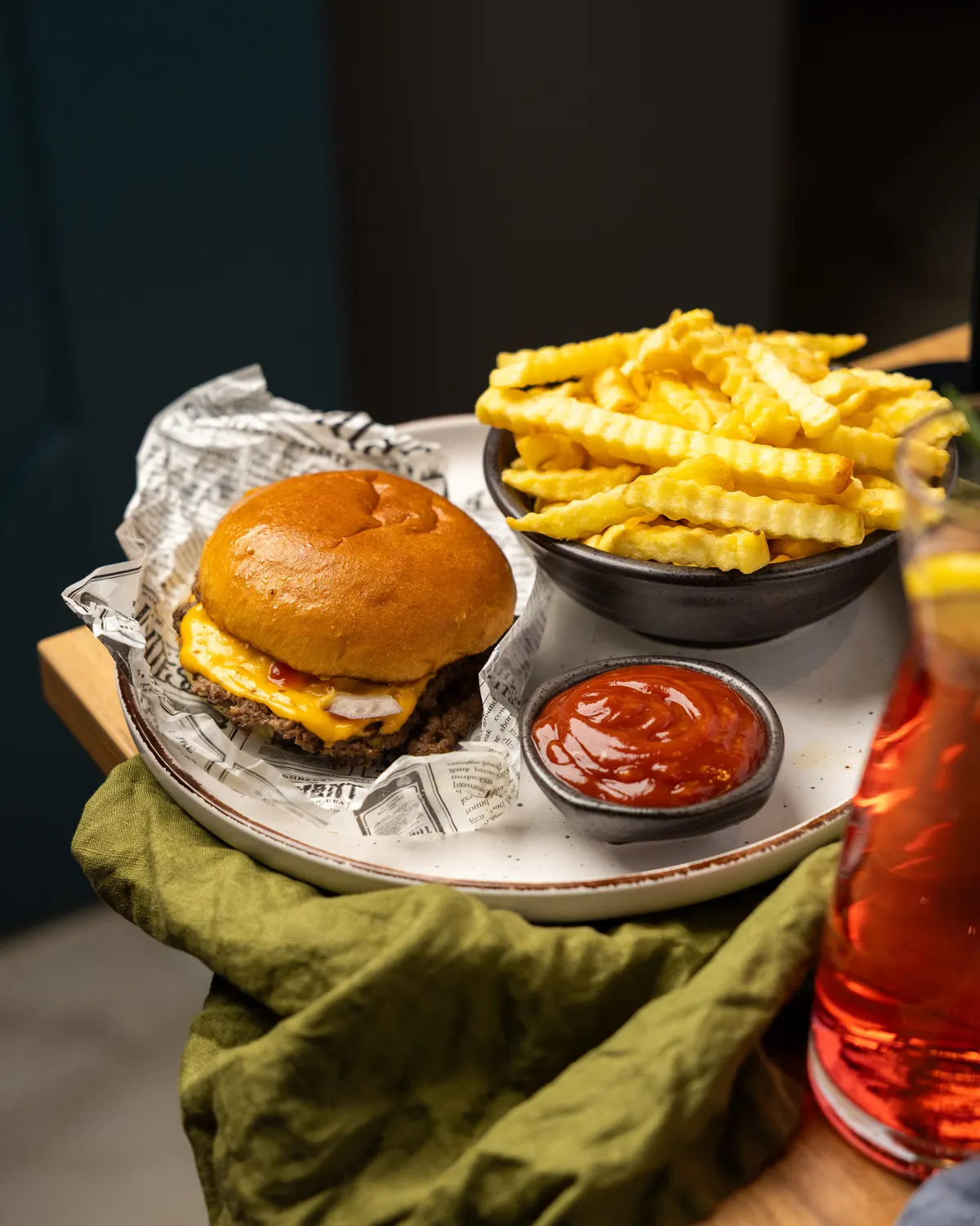 Cheeseburger with crinkle fries and ketchup from the STERN*16 Pizza & Burger Bar