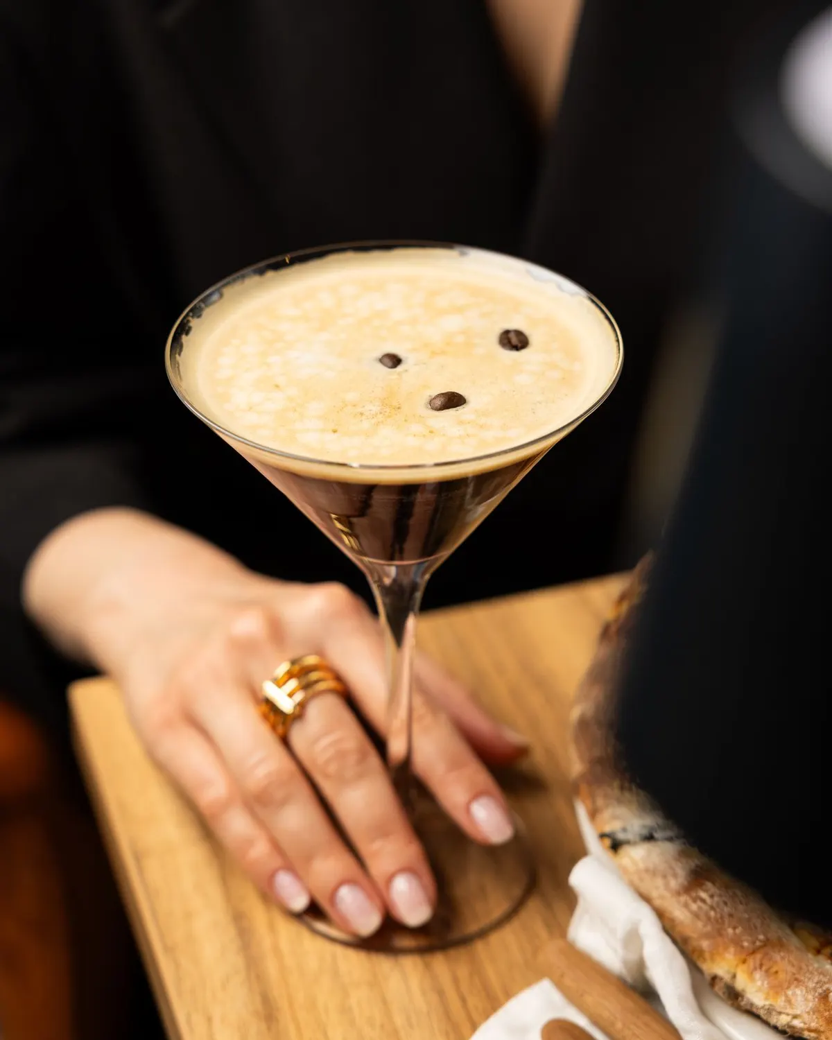 Espresso Martini mit Kaffeebohnen
