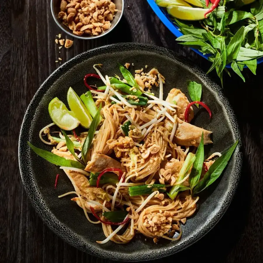 Pad Thai mit Reisnudeln, Limette und Kräutern