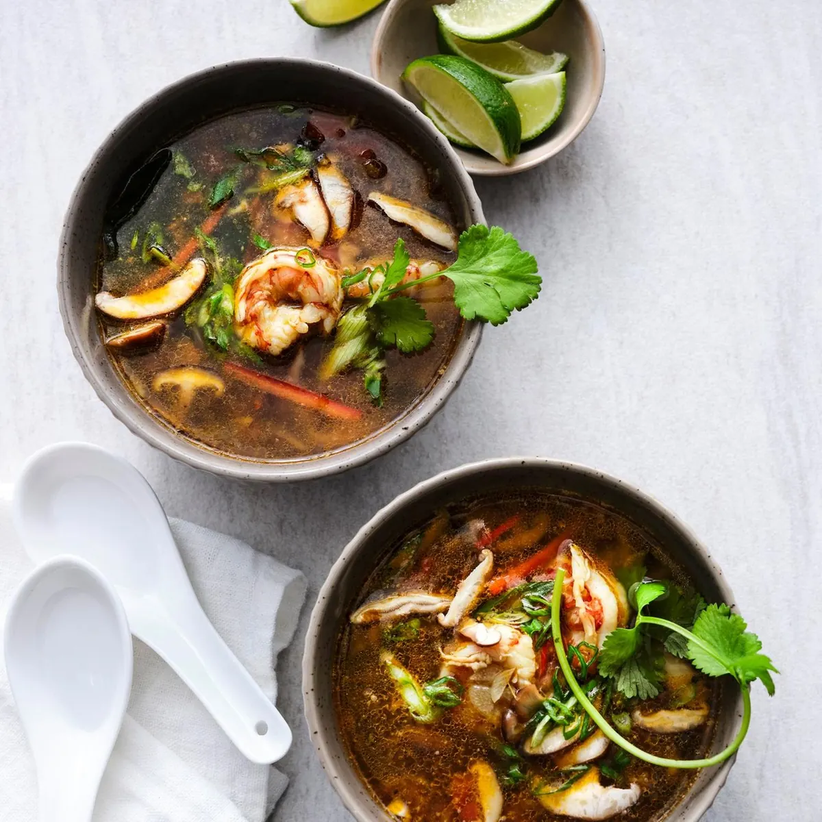 Tom Yam Suppe mit Garnelen und Kräutern aus der STERN*16 Asia Street Food Küche